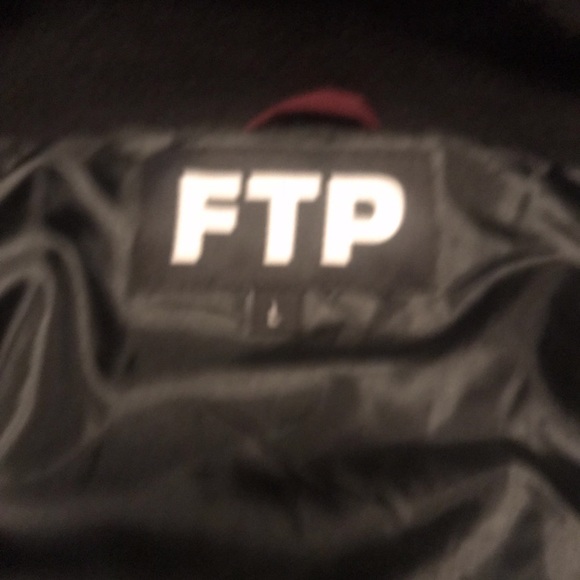 Never worn it because it’s to big on me - Picture 3 of 5